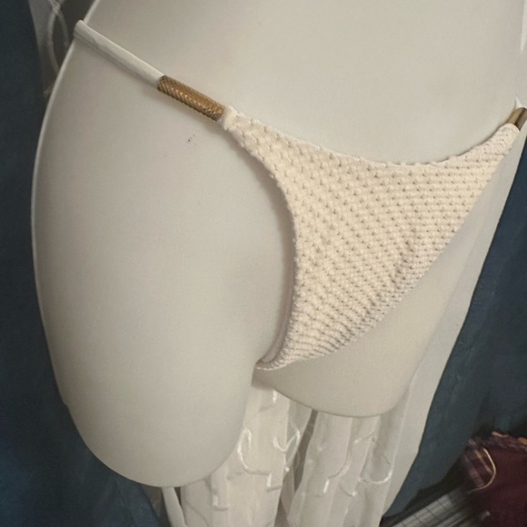 Elegant Cream Textured Bikini - Picture 2 of 5
